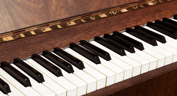 Detalles de las teclas blanco y negro en el teclado de música - enfoque selectivo — Foto de Stock