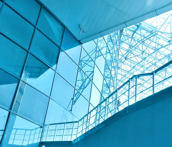 Pared de cristal transparente del edificio de oficinas — Foto de Stock