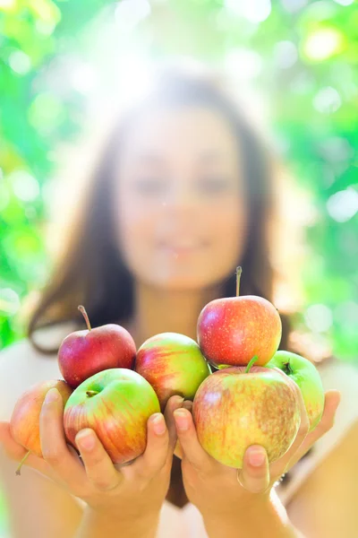 Retrato de la hermosa mujer con manzanas rojas frescas brillantes —  Fotos de Stock