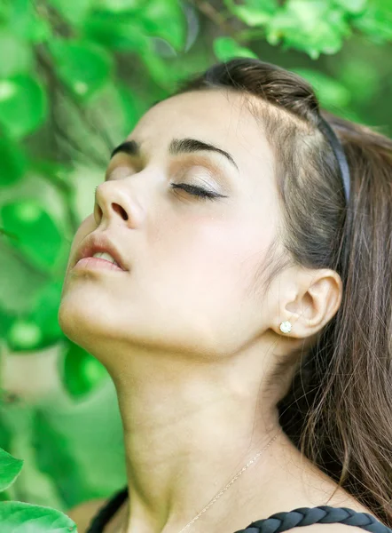 Retrato sensual de la joven disfrutando en el parque de verano —  Fotos de Stock