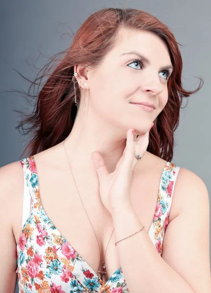 Jovem mulher feliz com belo cabelo castanho — Fotografia de Stock