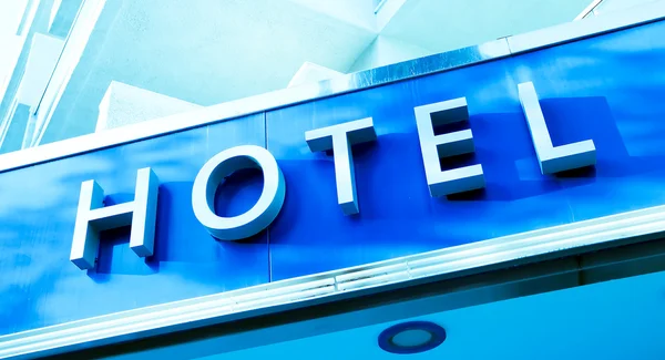 Hellblaue Fassade des modernen neuen Hotels — Stockfoto