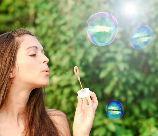 Bella donna gonfiando bolle di sapone — Foto Stock