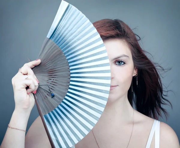 Portrét tajemné ženy schovává za retro ventilátor — Stock fotografie