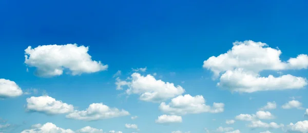 Hermosas nubes dispersas en el cielo azul —  Fotos de Stock