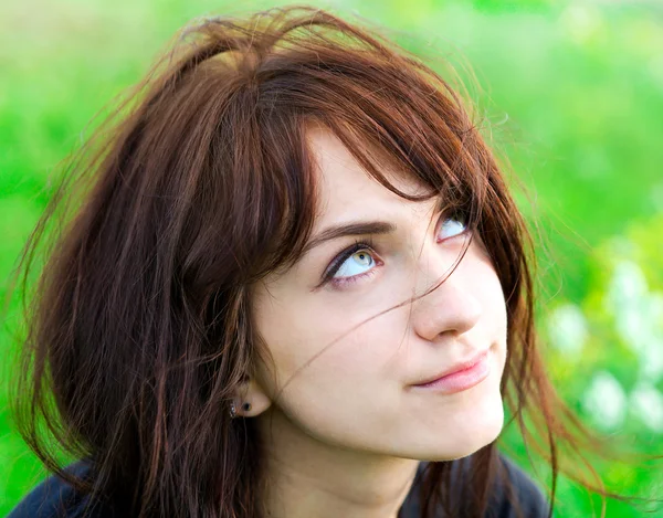 Portret van een mooi jong meisje met schattige groene ogen — Stockfoto