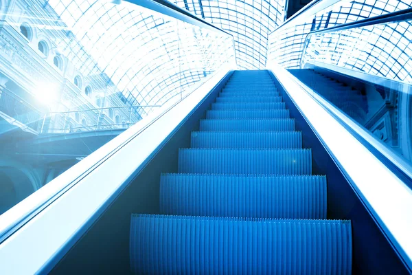 Azul moderno escada rolante no centro de negócios — Fotografia de Stock