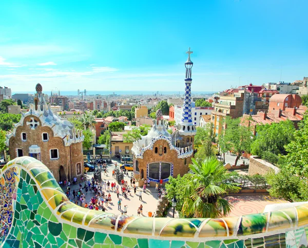 BARCELONA, ESPAÑA - 25 DE JULIO: El famoso Parque Güell el 25 de julio de 20 —  Fotos de Stock