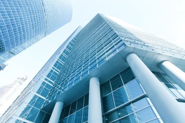 panoramik ve perspektif geniş açı çelik mavi arka plan cam yüksek artış binanın gökdelenler gece iş kavramı başarılı endüstriyel mimari, modern futuristik şehir görünümünü