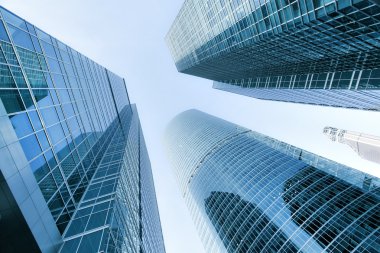 panoramik ve perspektif geniş açı çelik mavi arka plan cam yüksek artış binanın gökdelenler gece iş kavramı başarılı endüstriyel mimari, modern futuristik şehir görünümünü