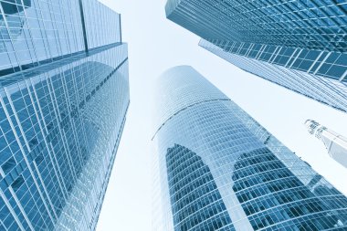 panoramik ve perspektif geniş açı çelik mavi arka plan cam yüksek artış binanın gökdelenler gece iş kavramı başarılı endüstriyel mimari, modern futuristik şehir görünümünü