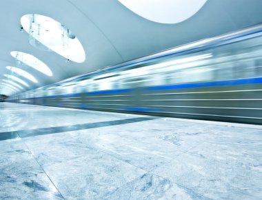 bakış açısı geniş açı bulanık iz hızlı tren ufuk trafik hareket ile modern ışık Mavi ışıklı ve geniş ortak mermer metroya göster