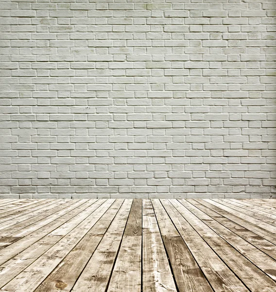 Hintergrund der alten grungy strukturierten weißen Ziegel- und Steinwand mit hellem Holzboden mit Whiteboard in alten vernachlässigten und verlassenen leeren Innenraum, leeren horizontalen Raum des sauberen Studioraums — Stockfoto