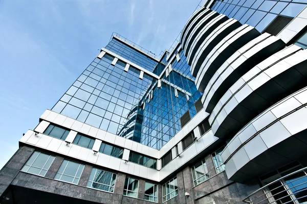 파노라마 관점 광각 유리 높은 상승 건물 고층 빌딩이 성공적인 산업 구조의 밤 비즈니스 개념에 현대 미래에 철강 파란색 배경 보기 — 스톡 사진
