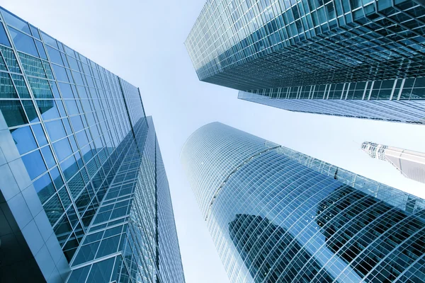 全景和透视图广角查看到钢蓝色背景的玻璃高上升建筑摩天大楼在现代未来派市中心在晚上的业务概念的成功的工业建筑 — 图库照片