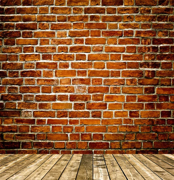 Fondo de envejecido grungy texturizado ladrillo blanco y pared de piedra roja con piso de madera clara con pizarra blanca en el interior viejo descuidado y desierto interior vacío, espacio horizontal en blanco de sala de estudio limpia — Foto de Stock