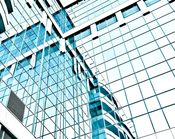 Θέα πανοραμική και προοπτική ευρεία γωνία χάλυβα μπλε φόντο από γυαλί υψηλής άνοδο κτίριο ουρανοξύστες στο σύγχρονο κέντρο φουτουριστικό του στο νύχτα επιχειρηματική ιδέα επιτυχής βιομηχανικής αρχιτεκτονικής — Φωτογραφία Αρχείου