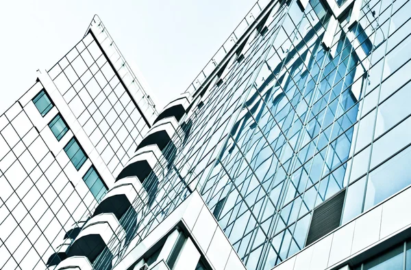 Panoramisch en perspectief groothoek bekijken op stalen blauwe achtergrond van glas hoge opkomst gebouw wolkenkrabbers in het moderne centrum van futuristische bij nacht bedrijfsconcept van succesvolle industriële architectuur — Stockfoto