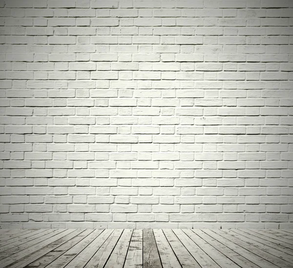 Sfondo di invecchiato grungy strutturato mattone bianco e muro di pietra rossa con pavimento in legno chiaro con lavagna bianca all'interno di vecchi interni vuoti trascurati e deserti, spazio orizzontale vuoto della stanza studio pulito — Foto Stock