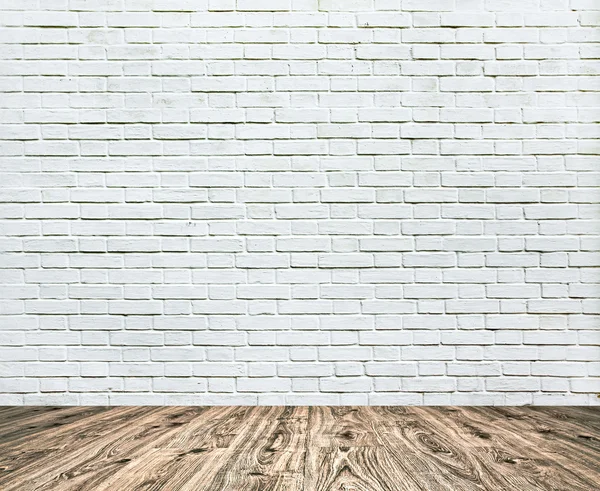 Fundo do tijolo branco texturizado grungy envelhecido e parede de pedra vermelha com piso de madeira leve com quadro branco dentro velho interior vazio negligenciado e deserto, espaço horizontal em branco da sala de estúdio limpa — Fotografia de Stock
