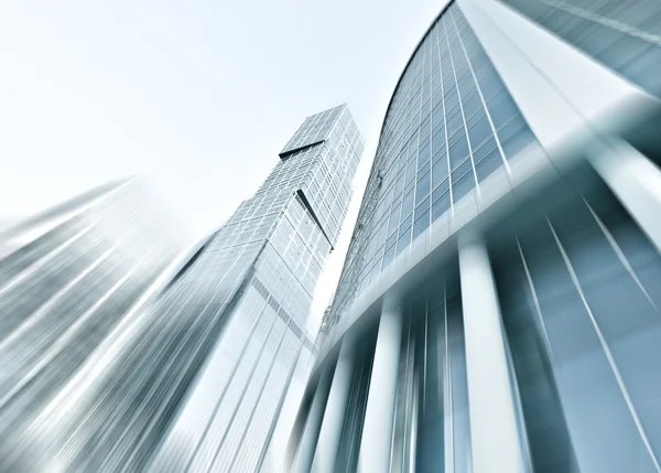 Panorámica y perspectiva amplia vista al fondo azul acero de rascacielos de edificios de gran altura de vidrio en el centro futurista moderno por la noche Concepto de negocio de arquitectura industrial exitosa —  Fotos de Stock