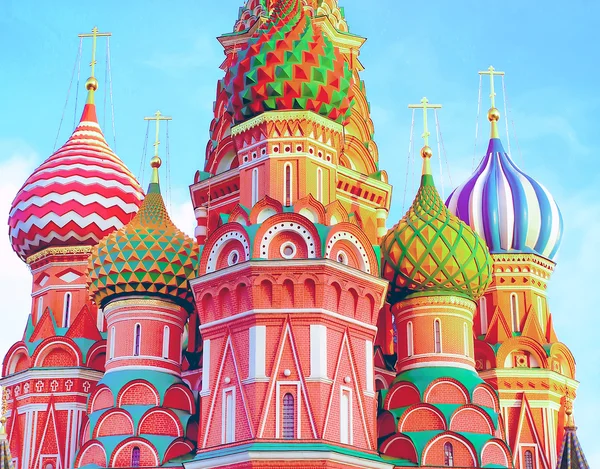 Nejslavnější architektonický místo pro návštěvu a atrakce v Moskvě, Rusko, Svatý Blaženého s barevnými báně a velkolepé kopule v tradiční kulturou na zatažené obloze modré — Stock fotografie