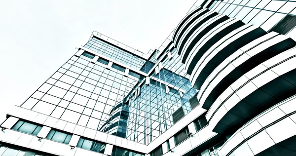 Panorámica y perspectiva amplia vista al fondo azul acero de rascacielos de edificios de gran altura de vidrio en el centro futurista moderno por la noche Concepto de negocio de arquitectura industrial exitosa — Foto de Stock