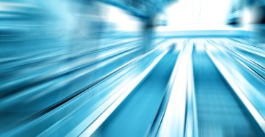bakış açısı geniş açı modern açık mavi ışıklı ve geniş ticari Yürüyen Merdiven Küpeşte, hızlı bulanık izleri ile Havaalanı koridorda ufuk trafik hareket hareketli yüksek hızlı görüntüleme