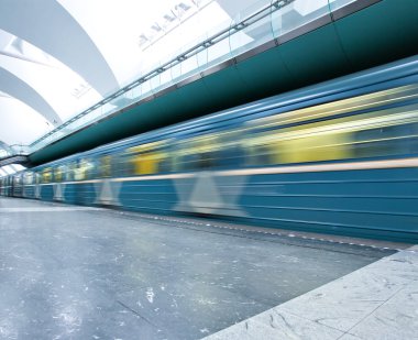 bakış açısı geniş açı bulanık iz hızlı tren ufuk trafik hareket ile modern ışık Mavi ışıklı ve geniş ortak mermer metroya göster