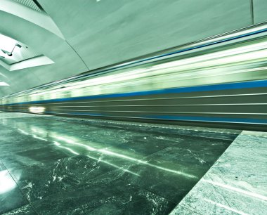 bakış açısı geniş açı bulanık iz hızlı tren ufuk trafik hareket ile modern ışık Mavi ışıklı ve geniş ortak mermer metroya göster