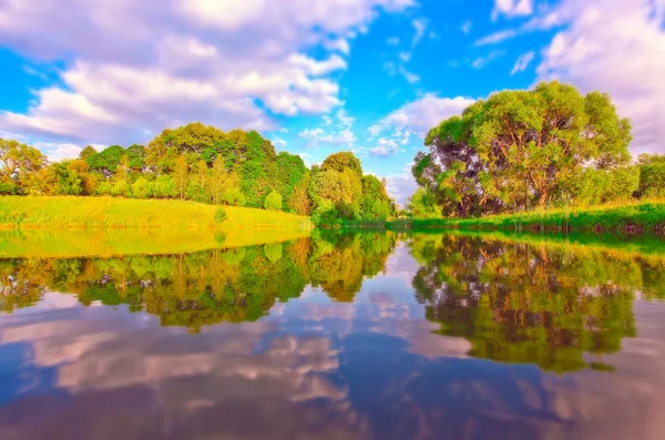 Pintoresca escena de hermoso lago rural — Foto de Stock