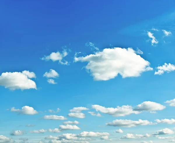 Verspreide wolken in de blauwe hemel — Stockfoto