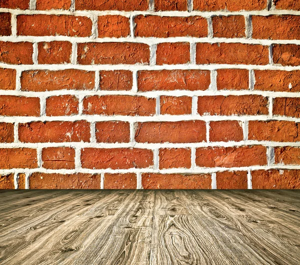 Fondo de envejecido grungy texturizado ladrillo blanco y pared de piedra roja con piso de madera clara con pizarra blanca en el interior viejo descuidado y desierto interior vacío, espacio horizontal en blanco de sala de estudio limpia — Foto de Stock