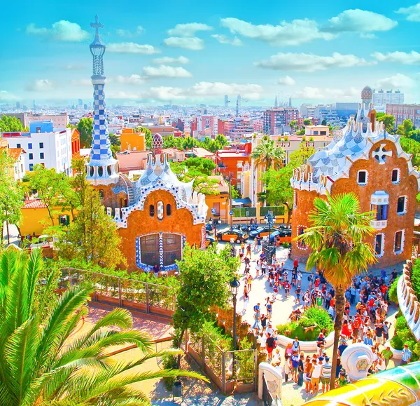 el verano famoso Parque Güell sobre cielo azul brillante en barcelona,