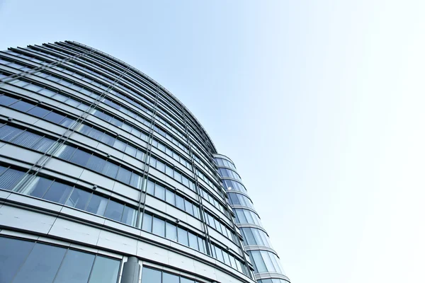 Panorâmica e perspectiva ampla vista de ângulo para o fundo azul de aço de arranha-céus de edifícios de alto crescimento de vidro no moderno centro futurista à noite Conceito de negócio de arquitetura industrial de sucesso — Fotografia de Stock