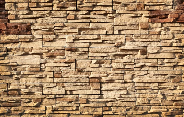 Fondo de envejecido grungy texturizado ladrillo blanco y pared de piedra roja con piso de madera clara con pizarra blanca en el interior viejo descuidado y desierto interior vacío, espacio horizontal en blanco de sala de estudio limpia — Foto de Stock