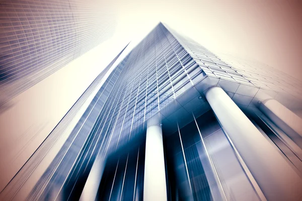 Panoramische und prospektive Weitwinkelblick auf stahlhellblauen Hintergrund eines Glashochhauses Wolkenkratzer kommerzielle moderne Stadt der Zukunft. Geschäftskonzept erfolgreicher Industriearchitektur — Stockfoto