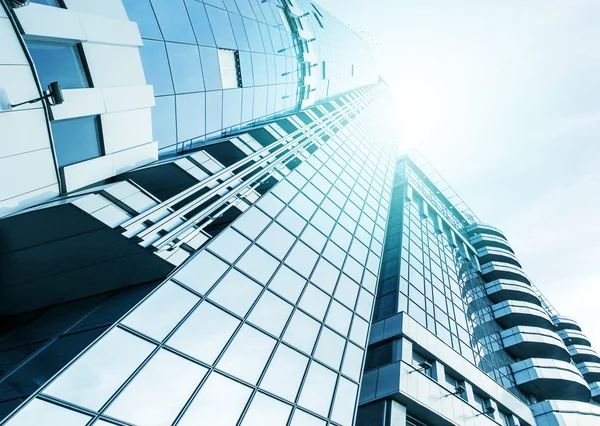 Panoramische und prospektive Weitwinkelblick auf stahlhellblauen Hintergrund eines Glashochhauses Wolkenkratzer kommerzielle moderne Stadt der Zukunft. Geschäftskonzept erfolgreicher Industriearchitektur — Stockfoto