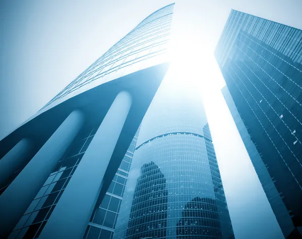 Panoramisch en toekomstige brede hoekmening op staal licht blauwe achtergrond van glas hoog stijgingsgebouw wolkenkrabber commerciële moderne stad van de toekomst. Bedrijfsconcept van succesvolle industriële architectuur — Stockfoto