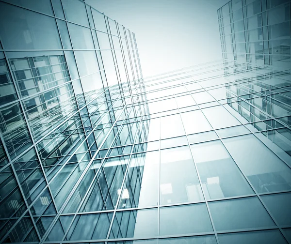 Panorámás és leendő széles szög kilátás az acél üveg magas emelkedik épület felhőkarcoló kereskedelmi modern városban jövő fény kék háttér. Üzleti koncepció, a sikeres ipari építészet — Stock Fotó