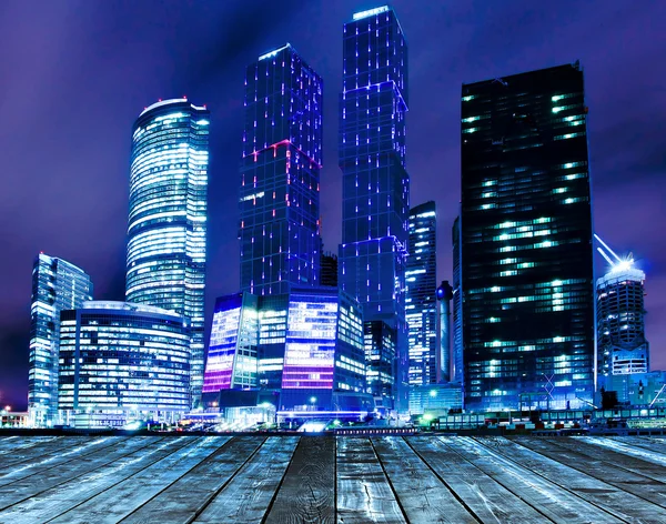 Panoramische und prospektive Weitwinkelblick auf stahlhellblauen Hintergrund eines Glashochhauses Wolkenkratzer kommerzielle moderne Stadt der Zukunft. Geschäftskonzept erfolgreicher Industriearchitektur — Stockfoto