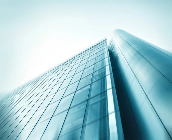 ガラス高層超高層ビル未来の商業近代都市を建物の明るい青の背景を鋼のパノラマと将来広角ビューです。成功産業アーキテクチャのビジネス ・ コンセプト — ストック写真