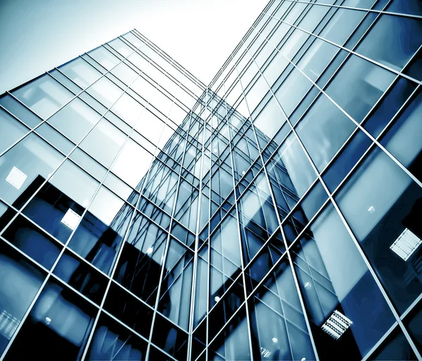 Vista panorámica y prospectiva de gran angular al fondo azul claro de acero del rascacielos de edificio de gran altura de cristal de la ciudad moderna comercial del futuro. Concepto empresarial de arquitectura industrial exitosa —  Fotos de Stock