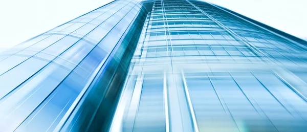 Panoramisch en toekomstige brede hoekmening op staal licht blauwe achtergrond van glas hoog stijgingsgebouw wolkenkrabber commerciële moderne stad van de toekomst. Bedrijfsconcept van succesvolle industriële architectuur — Stockfoto