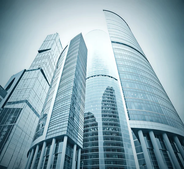 Panoramische und prospektive Weitwinkelblick auf stahlhellblauen Hintergrund eines Glashochhauses Wolkenkratzer kommerzielle moderne Stadt der Zukunft. Geschäftskonzept erfolgreicher Industriearchitektur — Stockfoto