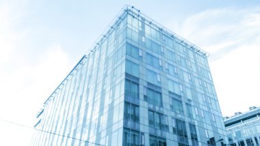 Açık mavi renkli cam yüksek artış gelecek gökdelen ticari modern şehir Binası çelik için panoramik ve potansiyel geniş açı görünümü. İş kavramı başarılı endüstriyel mimari