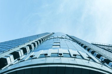 Açık mavi renkli cam yüksek artış gelecek gökdelen ticari modern şehir Binası çelik için panoramik ve potansiyel geniş açı görünümü. İş kavramı başarılı endüstriyel mimari