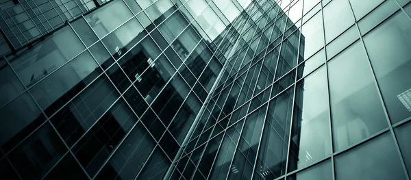 要钢浅蓝色背景的玻璃高高层建筑未来的摩天大楼商业现代城市的全景和前瞻性的广角视图。成功的工业建筑的业务概念 — 图库照片
