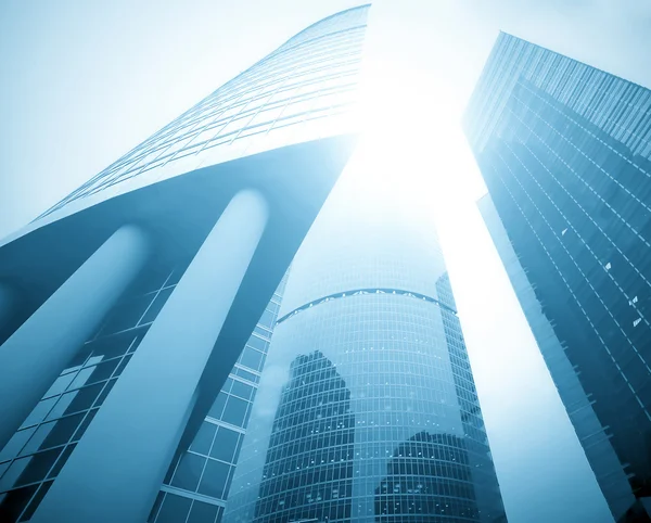 Panoramische und prospektive Weitwinkelblick auf stahlhellblauen Hintergrund eines Glashochhauses Wolkenkratzer kommerzielle moderne Stadt der Zukunft. Geschäftskonzept erfolgreicher Industriearchitektur — Stockfoto