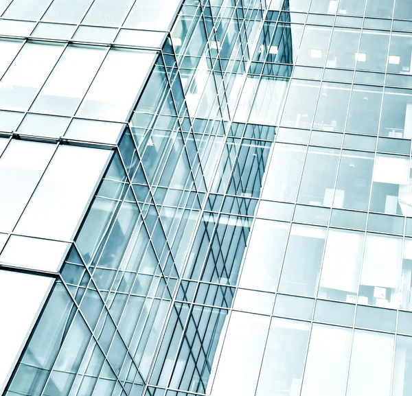 Panoramisch en toekomstige brede hoekmening op staal licht blauwe achtergrond van glas hoog stijgingsgebouw wolkenkrabber commerciële moderne stad van de toekomst. Bedrijfsconcept van succesvolle industriële architectuur — Stockfoto